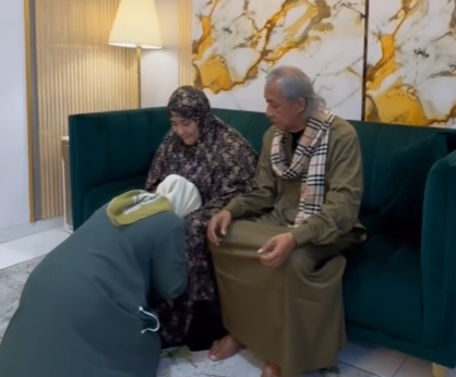 Chikita Meidy sungkem pada orang tua [instagram]